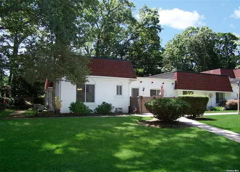 61 Skyline Dr #61, Coram, NY 11727