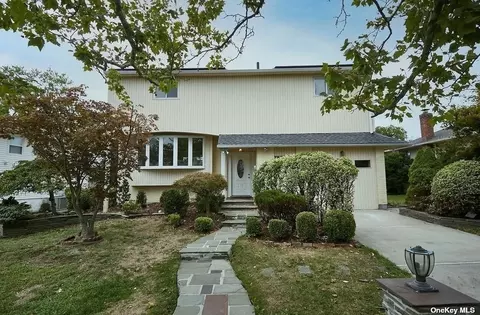11 Wilshire Ln, Plainview, NY 11803
