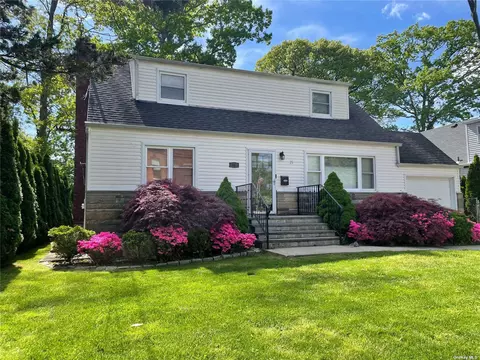 25 Carlyle Pl, Roslyn Heights, NY 11577