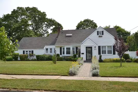 283 Maple Ave, Patchogue, NY 11772