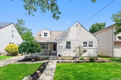 825 Broadway, Westbury, NY 11590