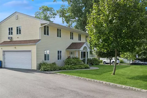 966 Saint Johnland Rd, Kings Park, NY 11754