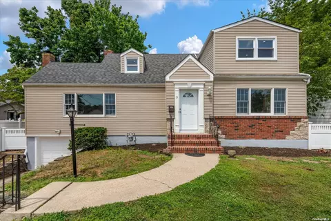 3 Hedge Ln, Merrick, NY 11566