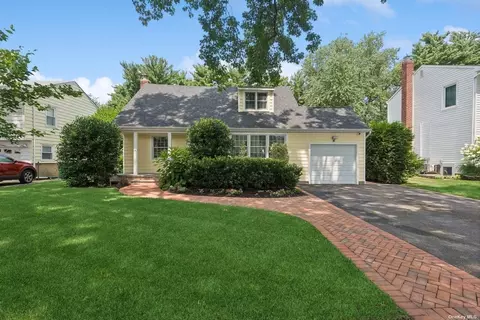 165 Brook St, Garden City, NY 11530