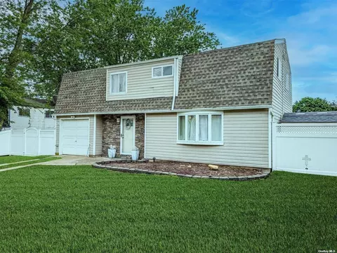 9 Eagle St, Selden, NY 11784