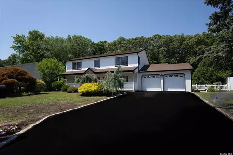 16 Lynhaven Pl, South Setauket, NY 11720