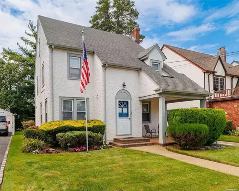96 Jackson Ave, Rockville Centre, NY 11570