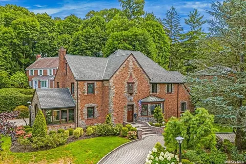 61 Chapel Rd, Manhasset, NY 11030