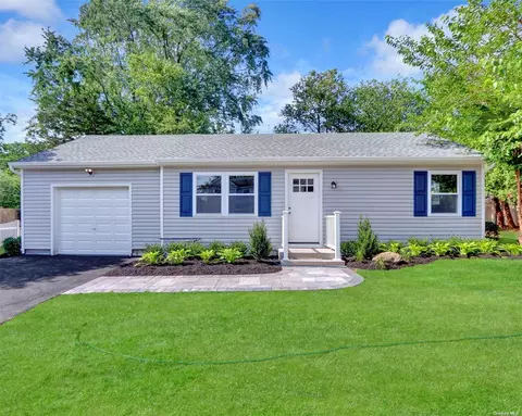 25 Smith St, Central Islip, NY 11722