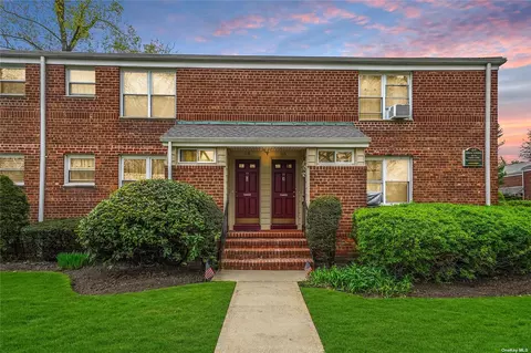 32 Edwards St #2A, Roslyn Heights, NY 11577