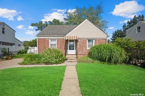 725 Newton Ave, Uniondale, NY 11553