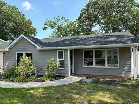 31 Lurcott Ln, Central Islip, NY 11722