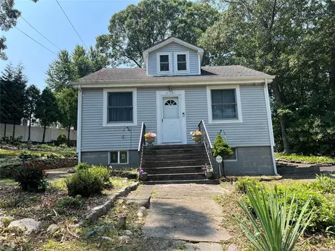 24 Tamarack Rd, Rocky Point, NY 11778