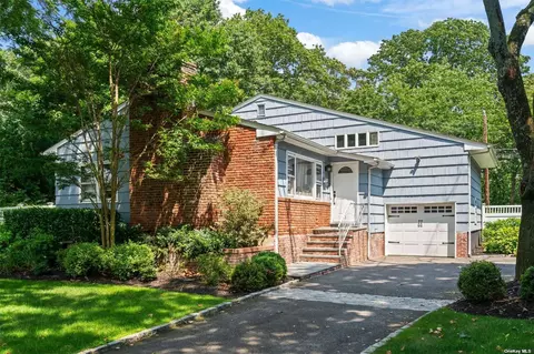 24 Radcliff Dr, Huntington, NY 11743