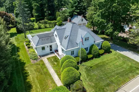 720 Washington Dr, Centerport, NY 11721