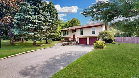 15 Harmony St, Manorville, NY 11949