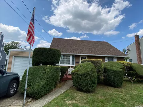 122 1st Ave, Massapequa Park, NY 11762