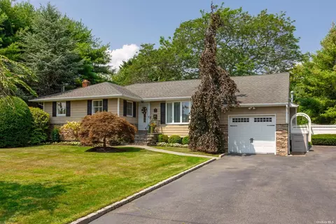 5 Sunny Ln, Bay Shore, NY 11706