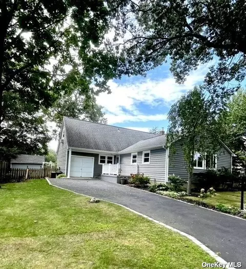 1414 Hummel Ave, Holbrook, NY 11741