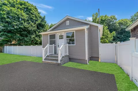 30 King Rd, Rocky Point, NY 11778
