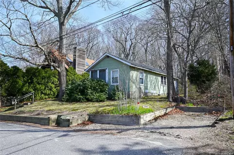 4 Hill Dr, Riverhead, NY 11901