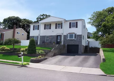37 Cherry St, Selden, NY 11784