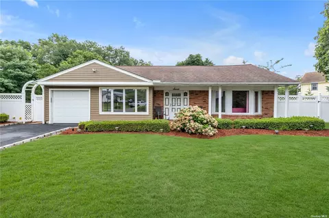 7 Preakness Ct, Greenlawn, NY 11740