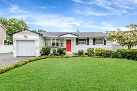 964 S Spur Dr, Bay Shore, NY 11706