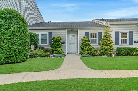 123 Harbor S #123, Amityville, NY 11701