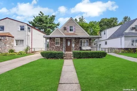 631 10th Ave, New Hyde Park, NY 11040