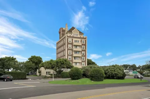 55 S Euclid Ave #2A, Montauk, NY 11954