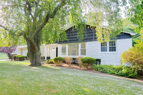 21 Sarah Dr, Dix Hills, NY 11746