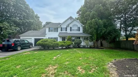8 Oldstone, Centereach, NY 11720