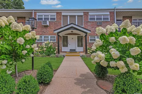 10 Ivy St #4A, Farmingdale, NY 11735