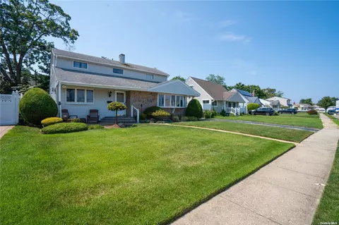 24 Seitz Dr, Bethpage, NY 11714