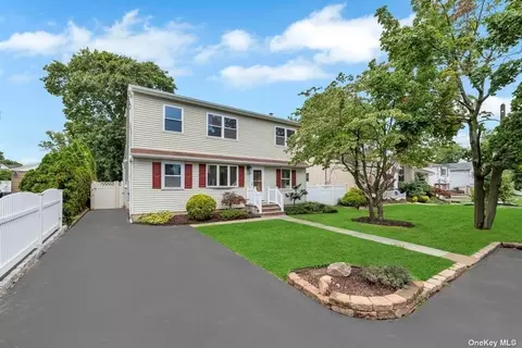 38 Lenox St, Lindenhurst, NY 11757
