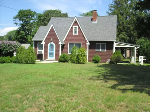 97 Bay Ave E, Hampton Bays, NY 11946