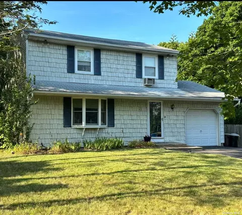 21 Ridge Haven Dr, Ridge, NY 11961
