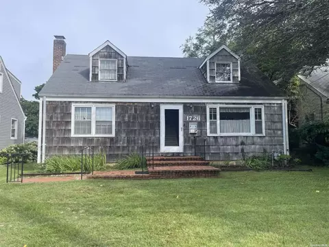 1726 Slocum St, Hewlett, NY 11557