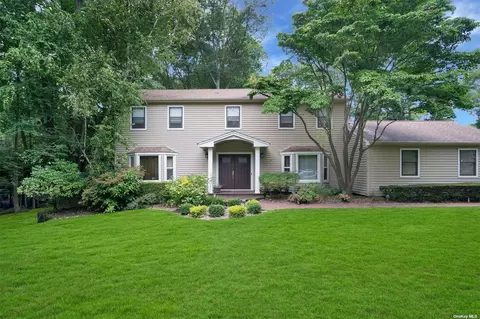 15 Mcculloch Dr, Dix Hills, NY 11746