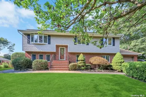 137 Ridgewood Ave, Farmingville, NY 11738
