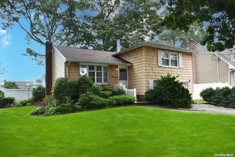 235 Von Huenfeld St, Massapequa Park, NY 11762