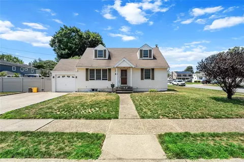 2 Carol Pl, Farmingdale, NY 11735