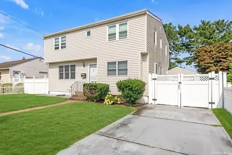 3 Woodcrest Rd, Hicksville, NY 11801
