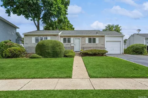 12 Helen Ave, Plainview, NY 11803