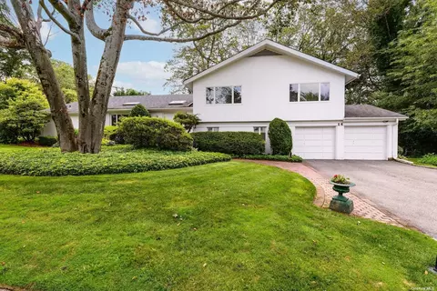 14 Sparrow Ln, East Hills, NY 11576