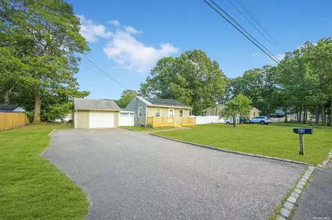 43 Holly Ln, Shirley, NY 11967