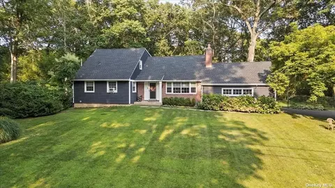 77 Brookhill Ln, Huntington, NY 11743