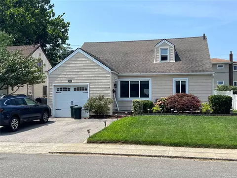18 Riverside Rd, Lynbrook, NY 11563