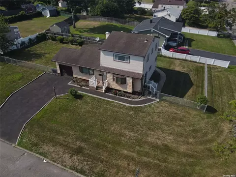 141 Sugarwood Ln, Central Islip, NY 11722